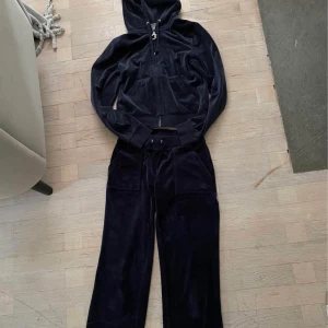 Juicy dress - Hej, jag säljer min juicy dress den är helt ny använd endast en gång och den är liten för mig därför säljer jag den vidare.