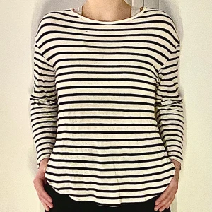 Randig tröja - Tunt tyg, bra basic plagg, medium fit.