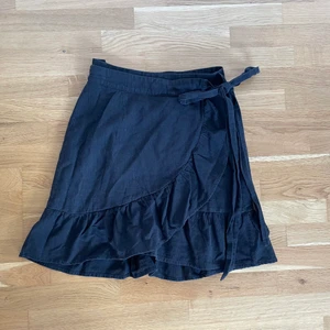 Kjol - Söt omlottkjol från Nelly. Lappen är borttagen men skulle säga att den passar xxs-s/m eftersom man kan justera midjemåttet med bandet som man knyter runt midjan