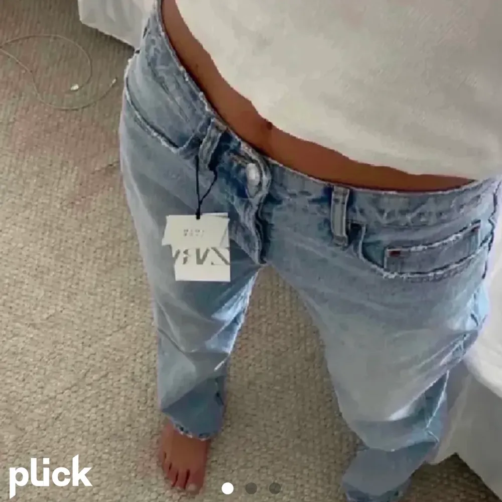 Säljer dessa jeans från zara då dom inte kommer till användning längre💕. Jeans & Byxor.