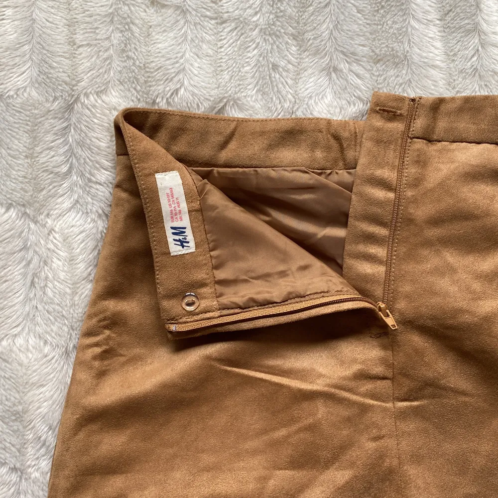 Cool fake skinnkjol i storlek 146 från H&M. Den är i superbra skick. Säljer pga är för liten för mig. Om du har mer frågor om frakt, mått m.m. är det bara att höra av dig⭐️. Hameet.