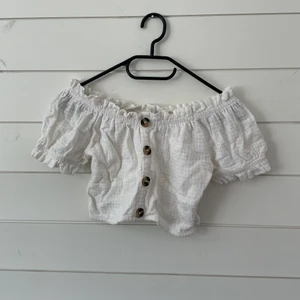 Topp - Jättesöt topp från NA-KD storlek 36, knapparna i fram är fake och bara för utseendet! Dragkedja på sidan för att kunna komma i den bra