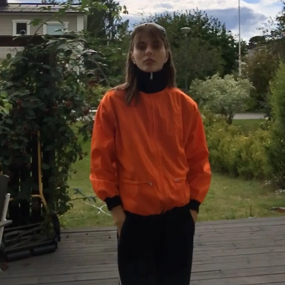 Höstjacka svart och orange, nästan oanvänd och mycket bra skick. Perfekt nu när det blir svalare utomhus. Frakt tillkommer. . Jackor.