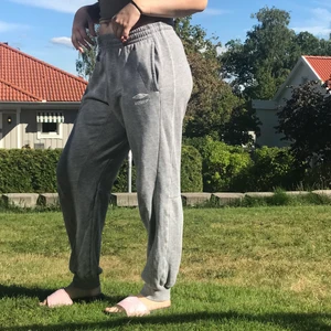 Mjukisbyxor  - Väl använda mjukisbyxor med en liten reva som syns på sista bilden. Väldigt bra passform med snygga detaljer! Storlek S