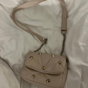 Zara väska!! - Säljer denna väska då jag har för många axelbandsväskor. Väskan har används ett fåtal gånger och är i ett mycket bra skick! Säljes för 150 kr inkl frakt<3