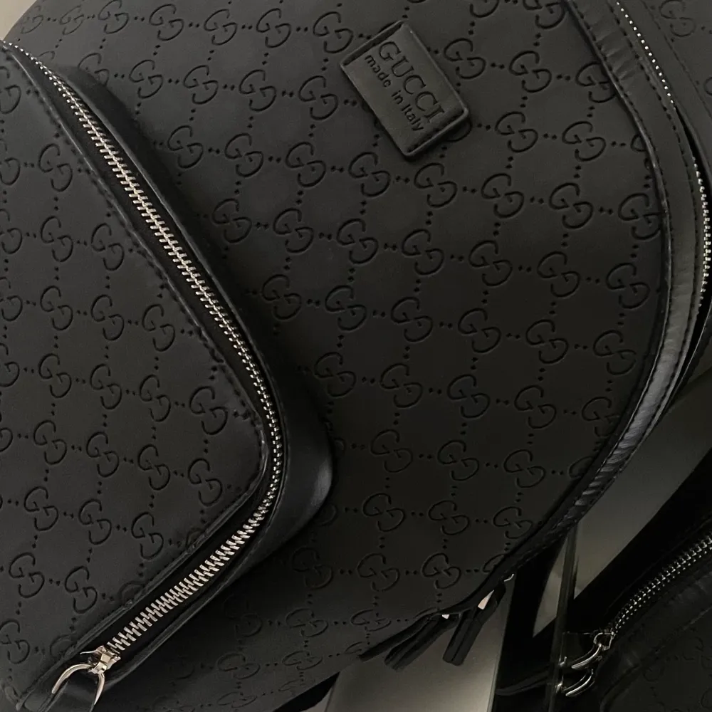 Denna äkta GUCCI ryggsäcken är använd ett par gånger. Eftersom att den bara ligger i garderoben har jag bestämt mig för o sälja den till någon som kommer ha användning av den. har tagit väl hand om den så den är i god skick, hoppas ni är intresserade :) . Laukut & Käsilaukut.