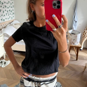 Svart T-shirt  - Svart T-shirt från zara 