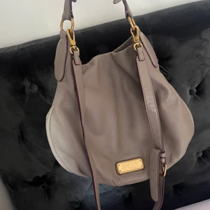 Marc by marc jacobs  väska - Marc by marc jacobs: Standard supply (workwear) i gråbeige färg. I väldigt bra skick. Tror inte denna modell säljs längre. 