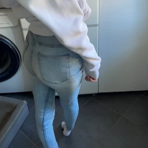 Skinny jeans - Säljer nu mina gamla favvo jeans, såå sköna, känns inte ens som att ha på sig jeans när man har på dem. Hög midja. Lite nötta på rumpan därav priset (se bild 3), syns inte när man har på sig dom dock, och går även lätt att sy igen. Formar kroppen fint!