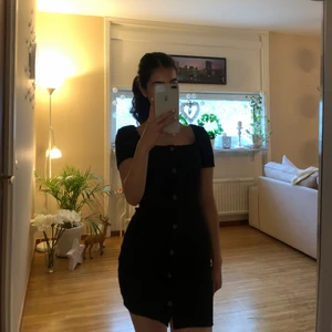 Klänning från H&M - En kort klänning från H&M i storlek S. Klänningen är i gott skick som är köpt för några månader sen!