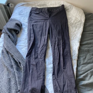 Lågmidjade Cagopants - Svin snygga cargo pants från hm, jätte fint skick! Storlek 36 men mer som 34 enligt mig