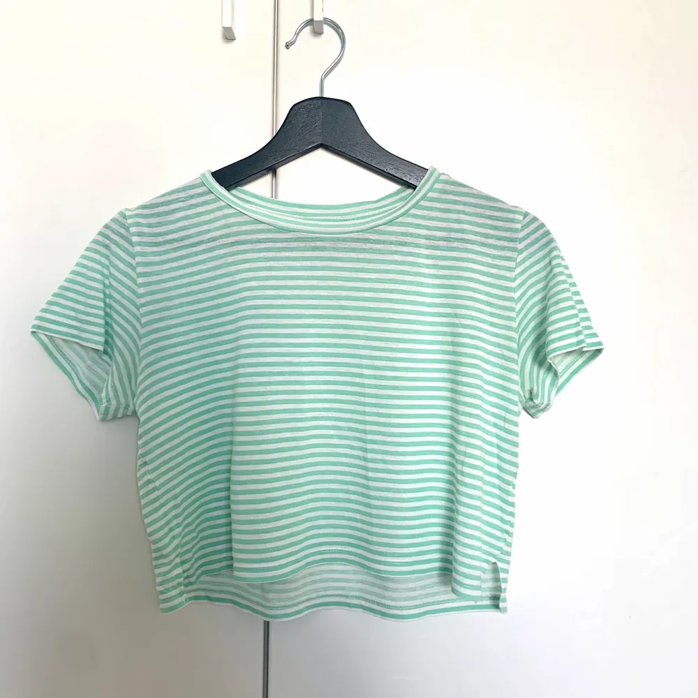 En croppad vit och grön t-shirt  Storlek - S  Monki . T-shirts.