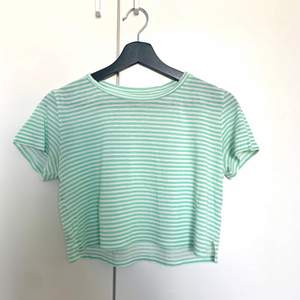 En croppad vit och grön t-shirt  Storlek - S  Monki 