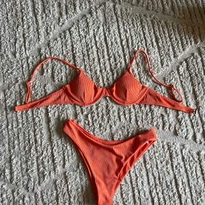 Superfint oranget bikini set❤️‍🔥 det är i storlek L men litet i storleken och passar mig bra som brukar ha storlek M! Aldrig använd med skyddslapp kvar! Obs: använd inte ”köp direkt” utan skriv till mig🤝