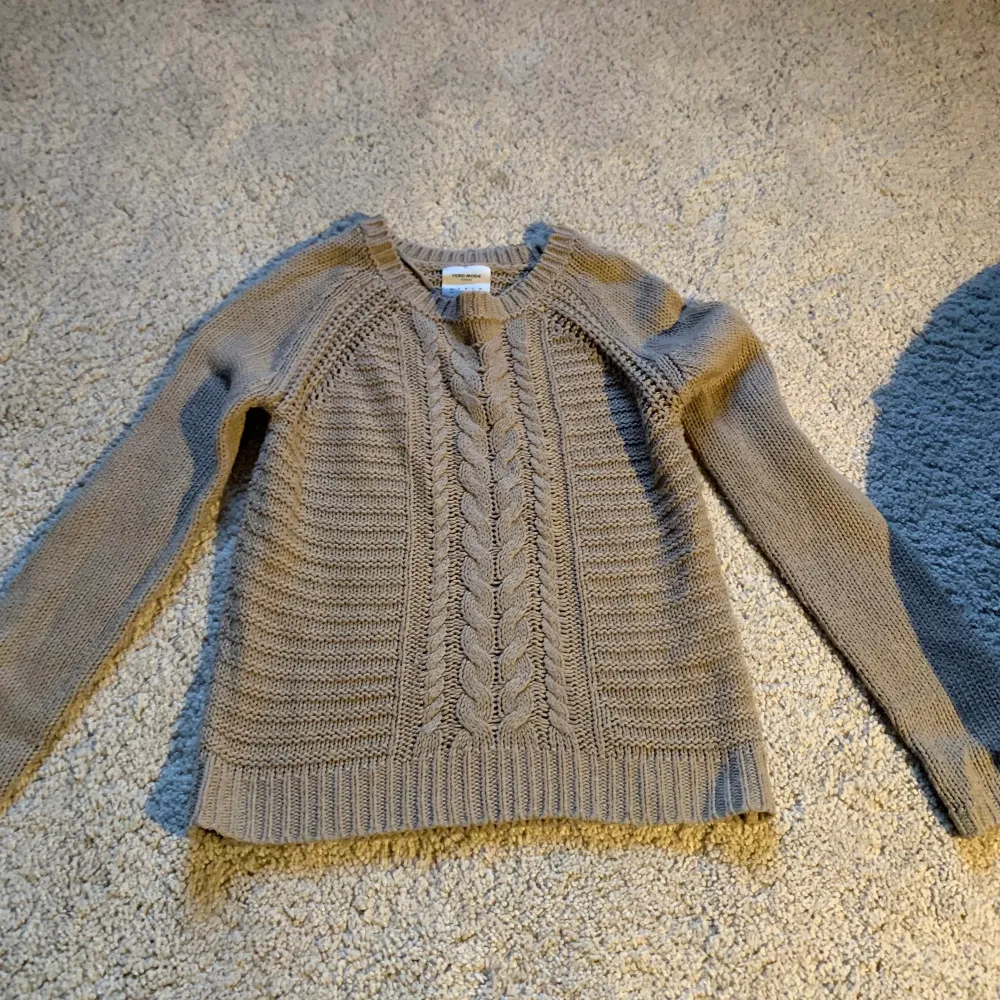 Superfin och mysig stickad tröja, perfekt nu till hösten. Den är lite en lite mörkare beige färg nästan brun. Sticks inte alls och är så skön, säljer för att jag inte använder längre! Köpare står för frakt💕. Stickat.