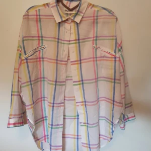 Rutig skjorta  - Rutig skjorta i storlek 38. Använd ett fåtal gånger. Frakten ingår i priset.