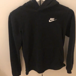 Huvtröjor  - Tre huvtröjor den första är i storlek 147-158(M) andra är i storlek 147-158 (M) och den tredje är i storlek. De två första tröjorna kostar 250 och de tredje 100