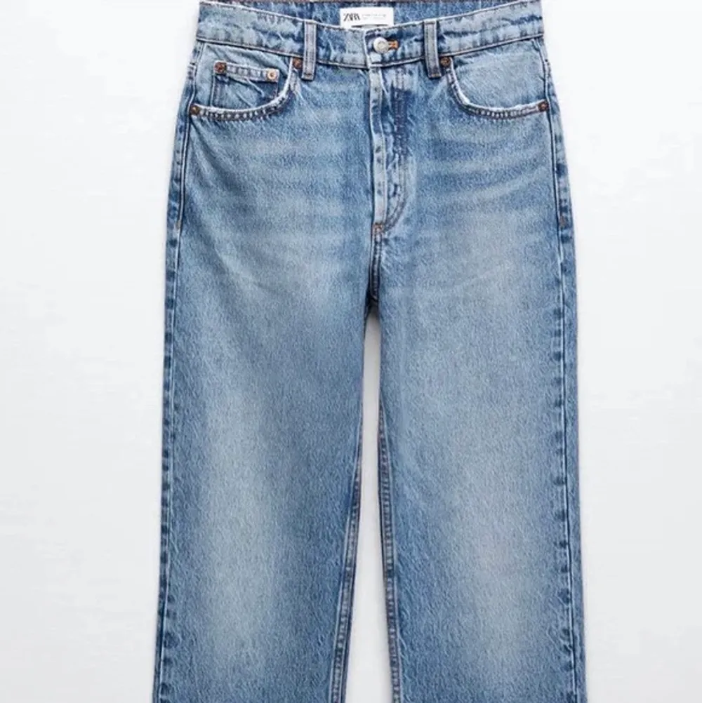 Säljer dessa fina zara jeans. Dem har inga defekter. Vill ni ha fler bilder så är det bara att höra av sig!💕. Jeans & Byxor.