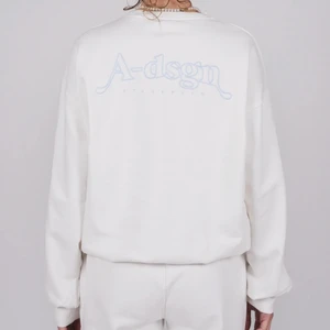 A-dsgn  - Fin sweatshirt från Alice stenlöfs klädmärke a-dsgn. Endast använd 2 gånger, så som ny. Nypris är 699kr. slutsåld på hemsidan! Pris kan diskuteras!!!