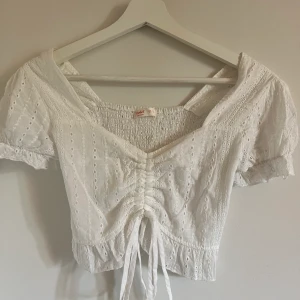 Fin topp - Toppen är i storlek S. Fint skick nästan aldrig använd, söt och gullig. Säljer då jag ej har användning för den.