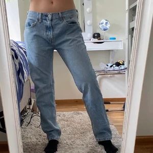 Levis jeans - Assnygga oversized levis jeans. Passar någon som är en stor S eller M! Storlek 32 i midja och 30 i längd🥰