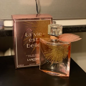 La vie est Belle parfym - Hej, nu säljer jag denna knappt använda parfym, La vie est Belle. Köpt för 1060 kr, säljer för 750 kr ink frakt☺️ Hör av er vid frågor
