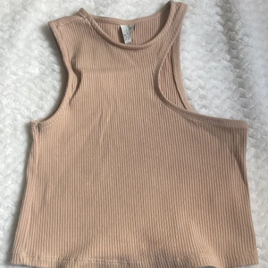 Nly topp - Bra skick. Använt fåtal gånger. Croppad beige topp.
