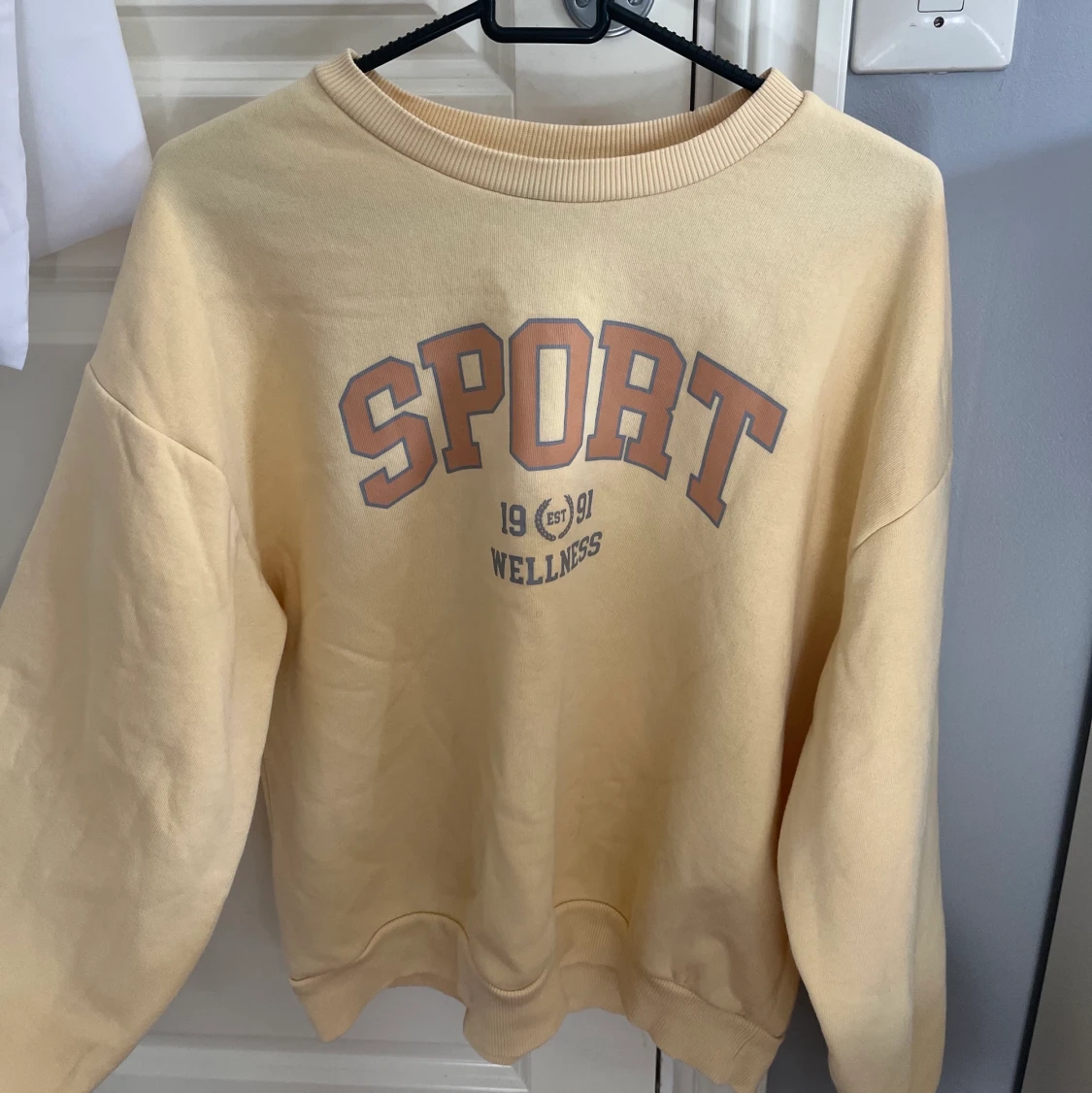 Gul sweatshirt från Gina tricot. - 90