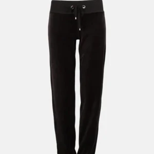 Svarta mjukisbyxor  - Har nu bestämt mig för att sälja mina två likadana mjukisbyxor (st XS och M) från Cubus 💛 Perfekta nu till hösten. Ingen av dom används vilket är anledningen till att jag nu säljer dom. 100kr / Styck. Fraktkostnaden ingår inte i priset 💕📦