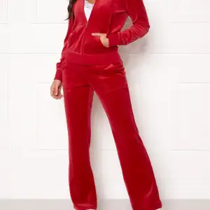 Hej jag söker ett par röda juicy couture byxor i storlek xs. Priset ska vara mellan 300-700kr. Skriv om du kan sälja och priset kan diskuteras.