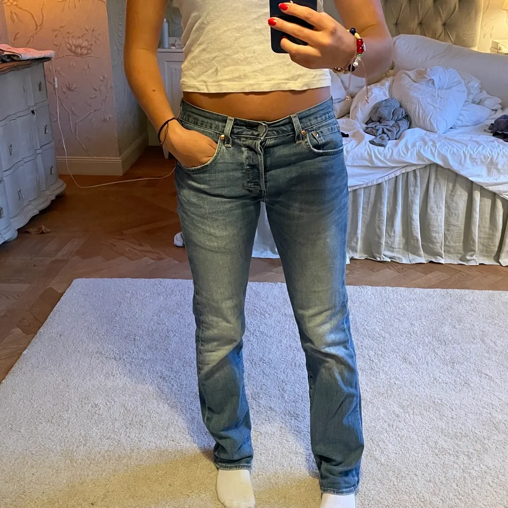 Säljer dessa coola levis jeans! Modellen är straight leg och jag på bilden är 167 cm lång och har i vanliga fall storlek 36. Jeansen finns kvar så länge de inte är markerade som sålda. Jeans & Byxor.