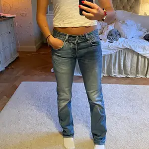 Säljer dessa coola levis jeans! Modellen är straight leg och jag på bilden är 167 cm lång och har i vanliga fall storlek 36. Jeansen finns kvar så länge de inte är markerade som sålda