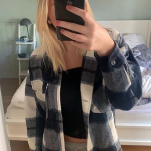 Zara jacka - En gammal trend jacka! Superfin och i gott skick då den är använd 2-3 gånger! Andra bilden är lånad❗️ Köp direkt för 200 eller buda från 50kr