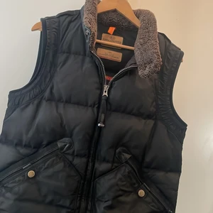 Parajumpers kobuk väst - Parajumper Kobuk väst köpt för 4999 på johnells. Sällsynt modell då den inte säljs längre. Skick 8/10, Storlek L men passar M.