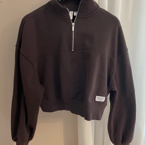 collegetröja  - Brun cropad collegetröja med dragkedja🤩. Nyskick!!  Storlek S