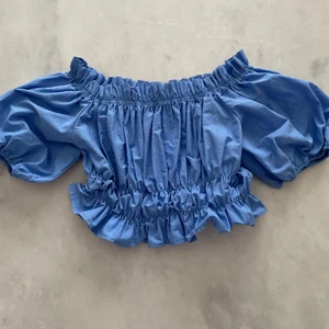 Blå zara topp - Snygg blå topp från zara  Storlek XS 100% Bomull  Aldrig använd  Ordinarie pris 259kr