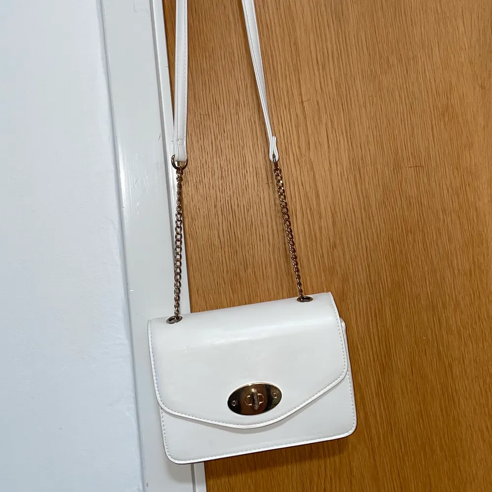 Säljer denna vita handväska från Glitter då den inte används längre. Hör av dig om eventuella frågor! (Köparen står för eventuell frakt). Väskor.