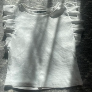 Zara topp🫶🏼 - Hej, säljer denna vita dag topp i bra skick storlek M pris kan diskuteras du står för frakten kan passa s-L 🫶🏼