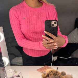 Stickad gant tröja   - En stickad rosa tröja i märket gant. Storlek Xs aldrig använd 