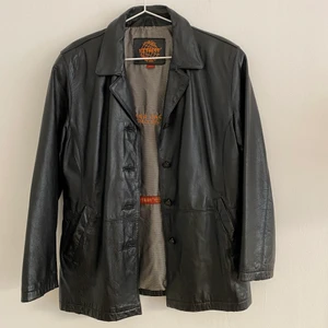 Läderjacka - Svart läderjacka storlek 40. Passar en XS/S. Kan mötas upp på Kungsholmen eller centralt i Stockholm. 