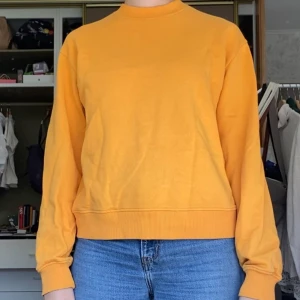 Gul sweatshirt med text på rygg - Köparen står för frakt men möts gärna upp i GBG🙌