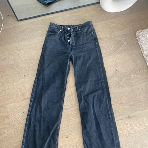 Jeans bikbok - Säljer dessa snygga ”urtvättade” jeans från BikBok!🤎skriv till mig vid intresse