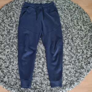 Nike byxor - Nike byxor som är både sköna och snygga. De är i använt skick. Mörkblå. Storlek S