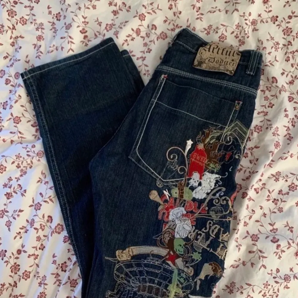 (FORTFARANDE TILL SALU, PRIS: 500 KR)        lågmidjade jeans från Artful dodger! I bra skick och snöre i midjan som kan justeras till önskad passform!. Jeans & Byxor.