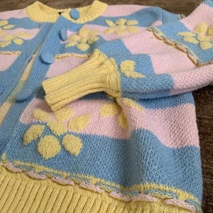 Stickad tröja - Denna har jag använt Max 3 gånger och är nästan helt ny och är köpt på zara. 