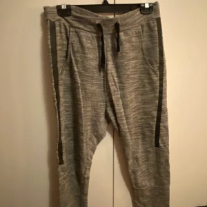 Mjukis byxor  - Använda 6 gånger ungefär. Skön material. 