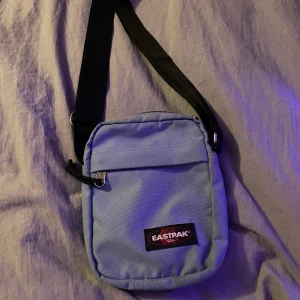 Axelväska - Köpte för länge sen på humana men använder inte längre!