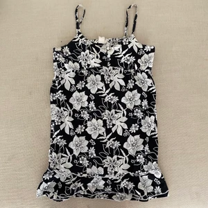 Super söt topp - Jätte fin, gillar den verkigen men använder ej länge. Den är ganska ”lång” den går liksom över rumpan.  ”Köp nu” funktionen funkar ej för mig, så hör av dig istället om du är intresserad. Köparen står för frakt. 