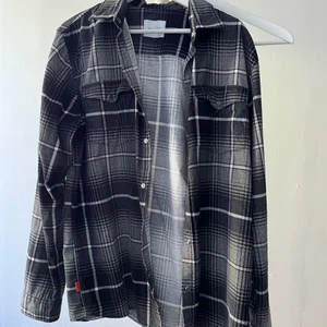 Flanellskjorta - Flanellskjorta - L, 250kr Köparen står för frakten Pris kan diskuteras.