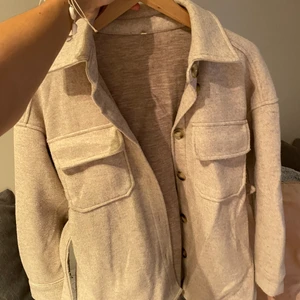 Höst jacka  - Använd ett par gånger men har tröttnat, sitter jätte fint på och har ett snöre som man kan knyta den med🤍